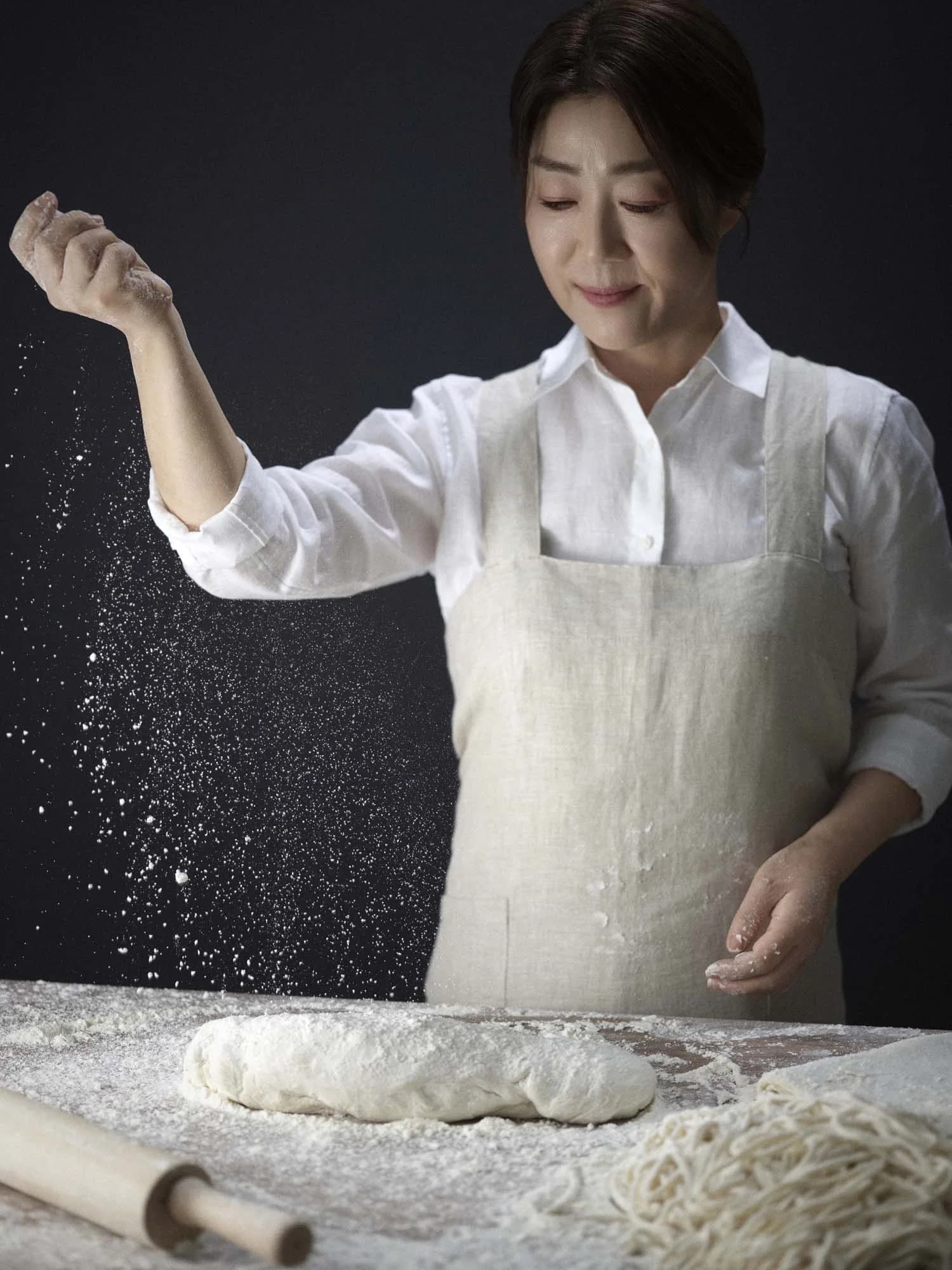 반죽을 손으로 터는 모습